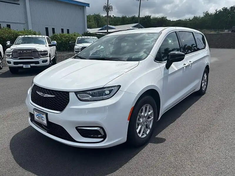 2025 Chrysler Pacifica Select's photo