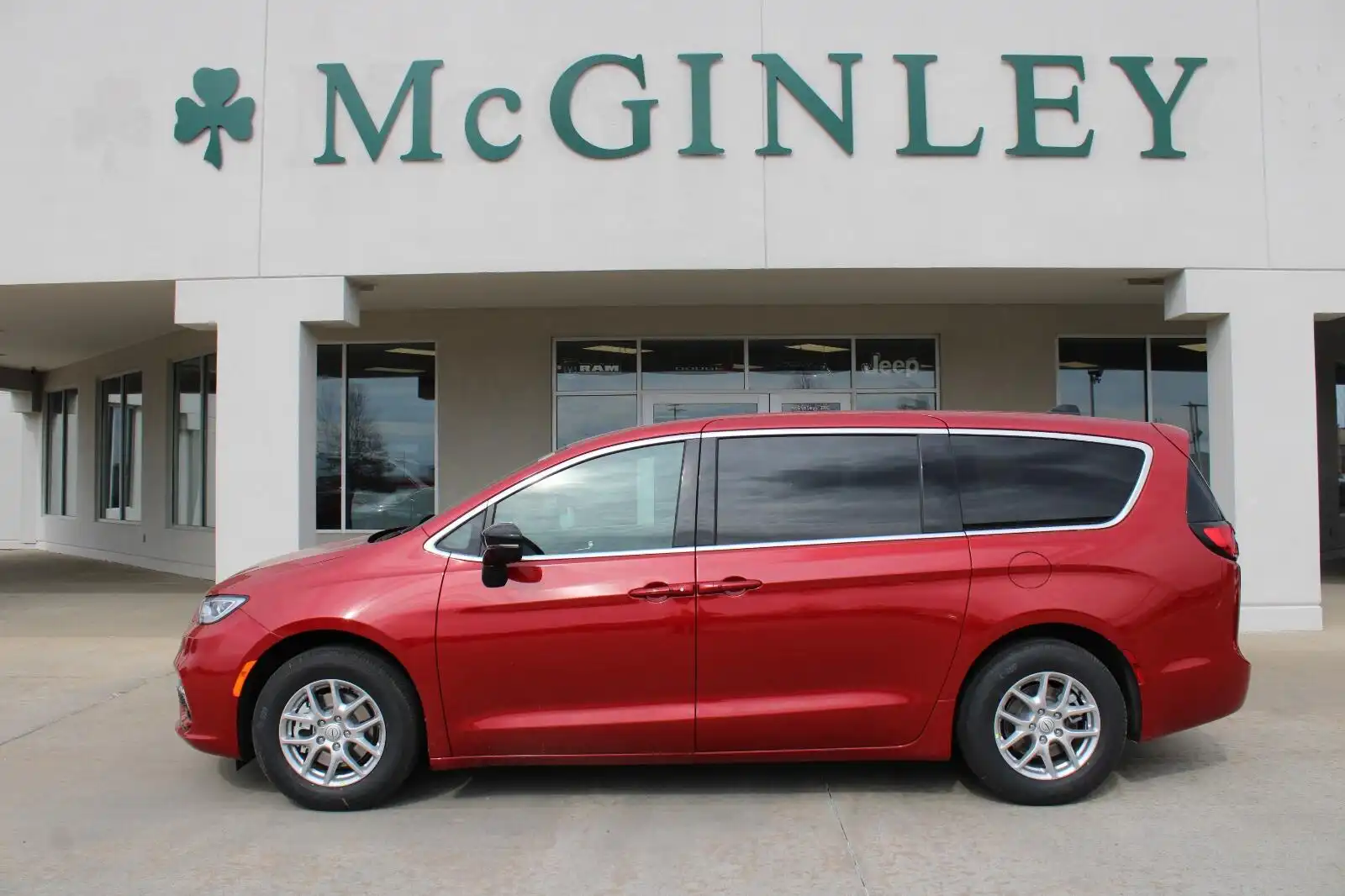 2026 Chrysler Pacifica Select's photo