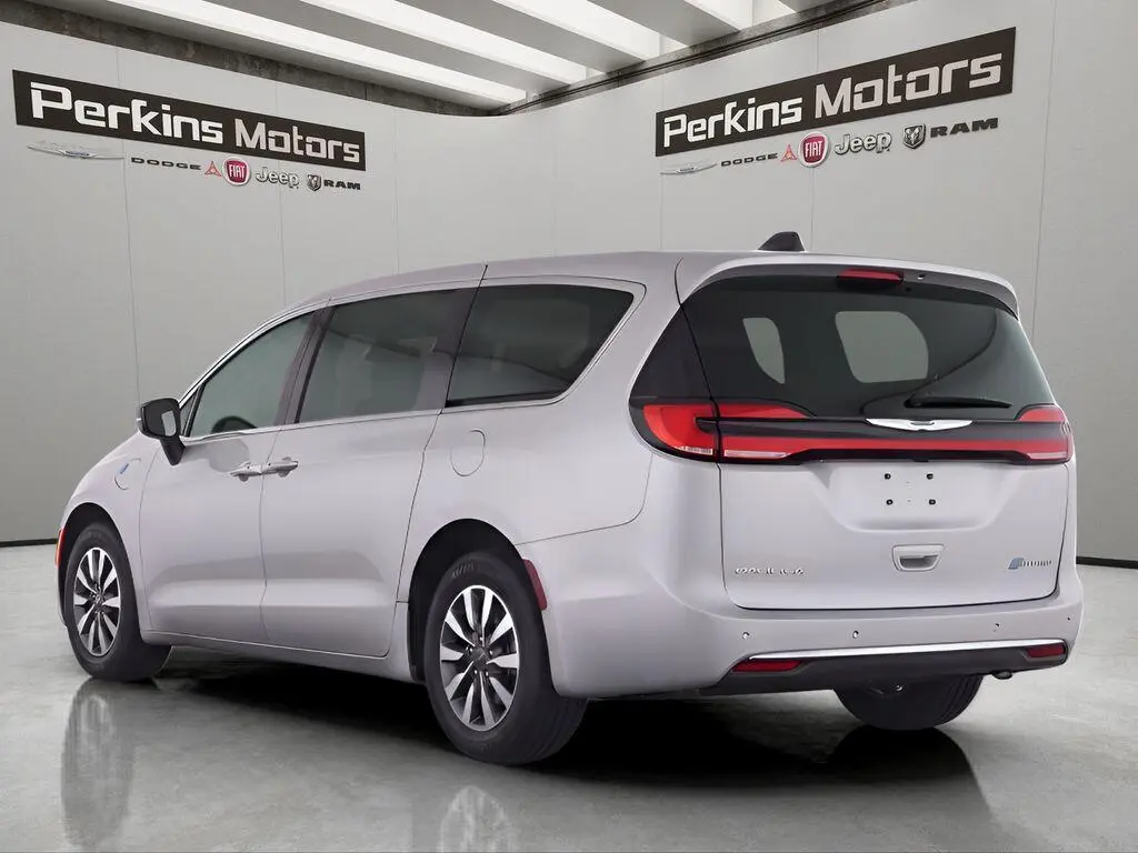 2025 Chrysler Pacifica Select photo 3