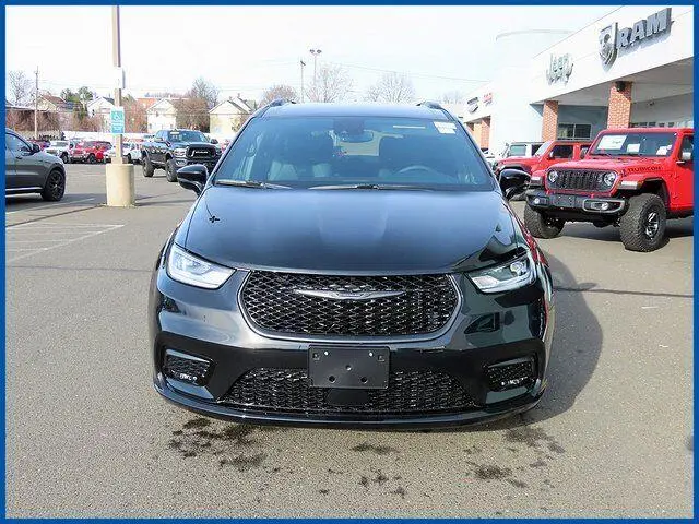 2026 Chrysler Pacifica Select AWD photo 3