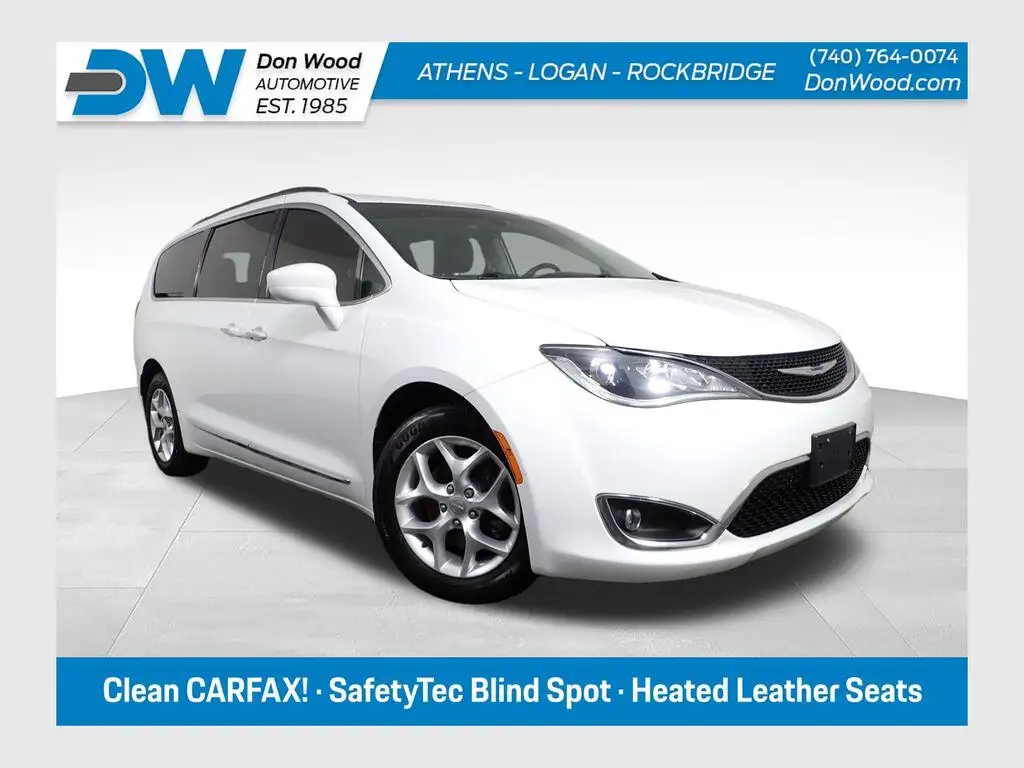 2017 Chrysler Pacifica Touring L photo 1