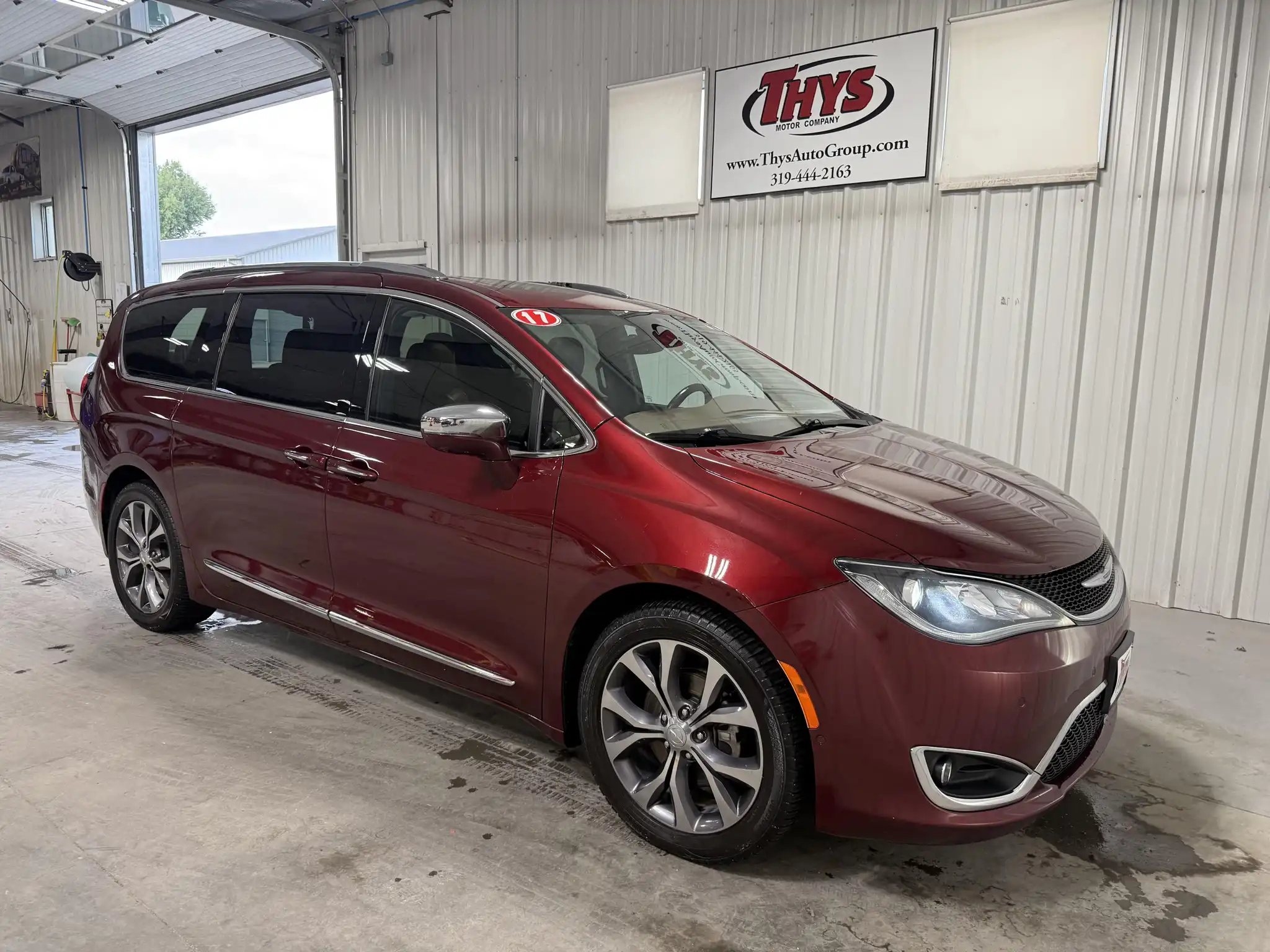 2017 Chrysler Pacifica Limited's photo