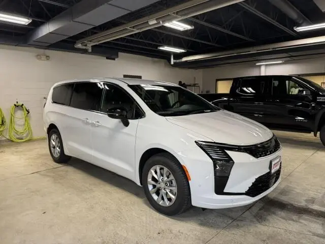 2027 Chrysler Pacifica Select AWD photo 3