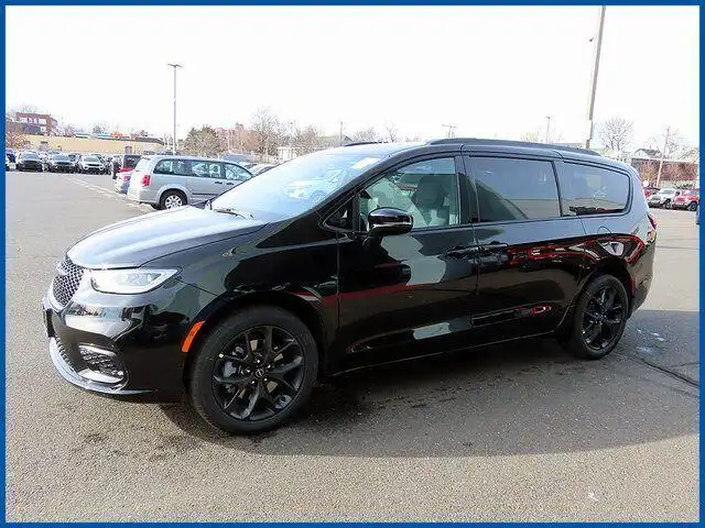 2026 Chrysler Pacifica Select AWD's photo