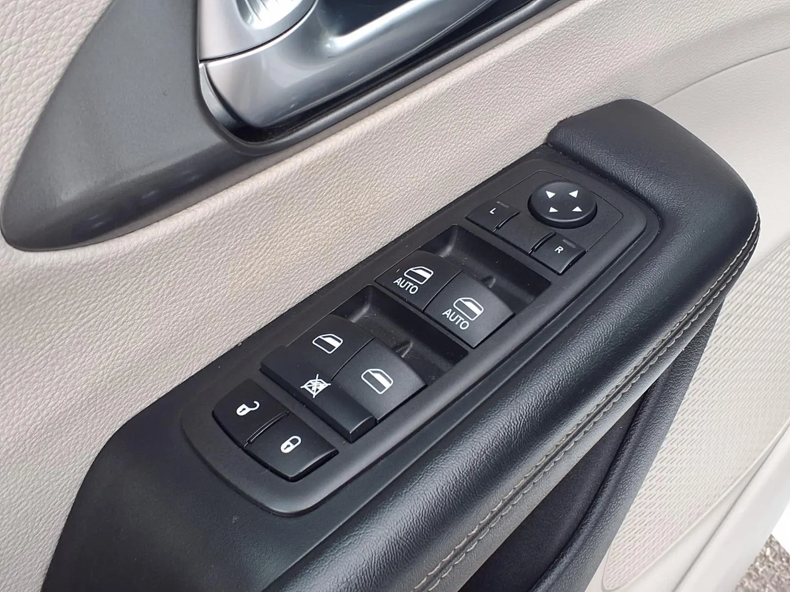 2024 Chrysler Pacifica Hybrid Select PHEV photo 4