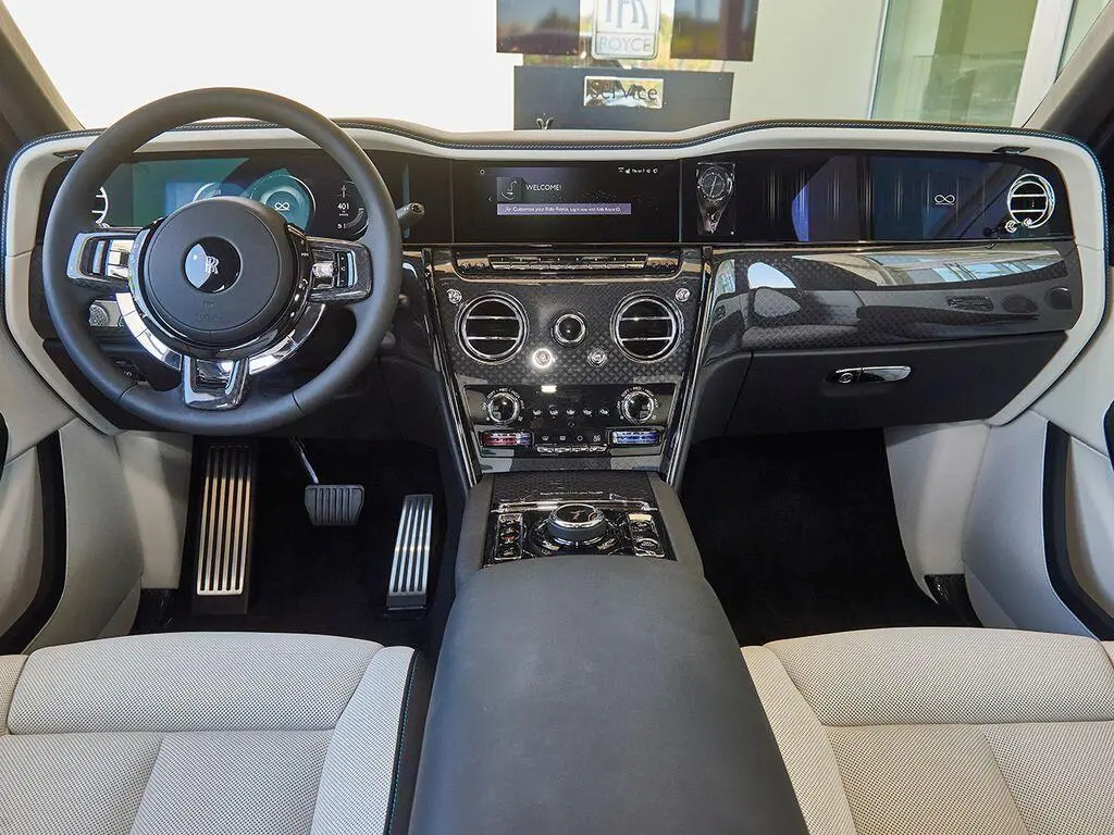 2027 Rolls-Royce Cullinan Black Badge photo 4