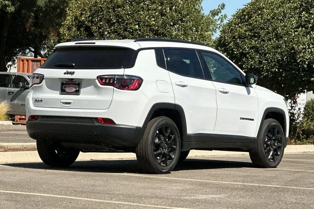 2026 Jeep Compass Latitude Altitude 4WD photo 4