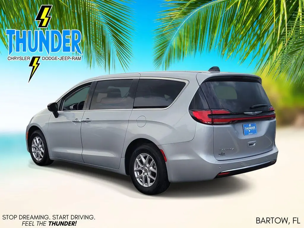 2024 Chrysler Pacifica Touring L photo 3