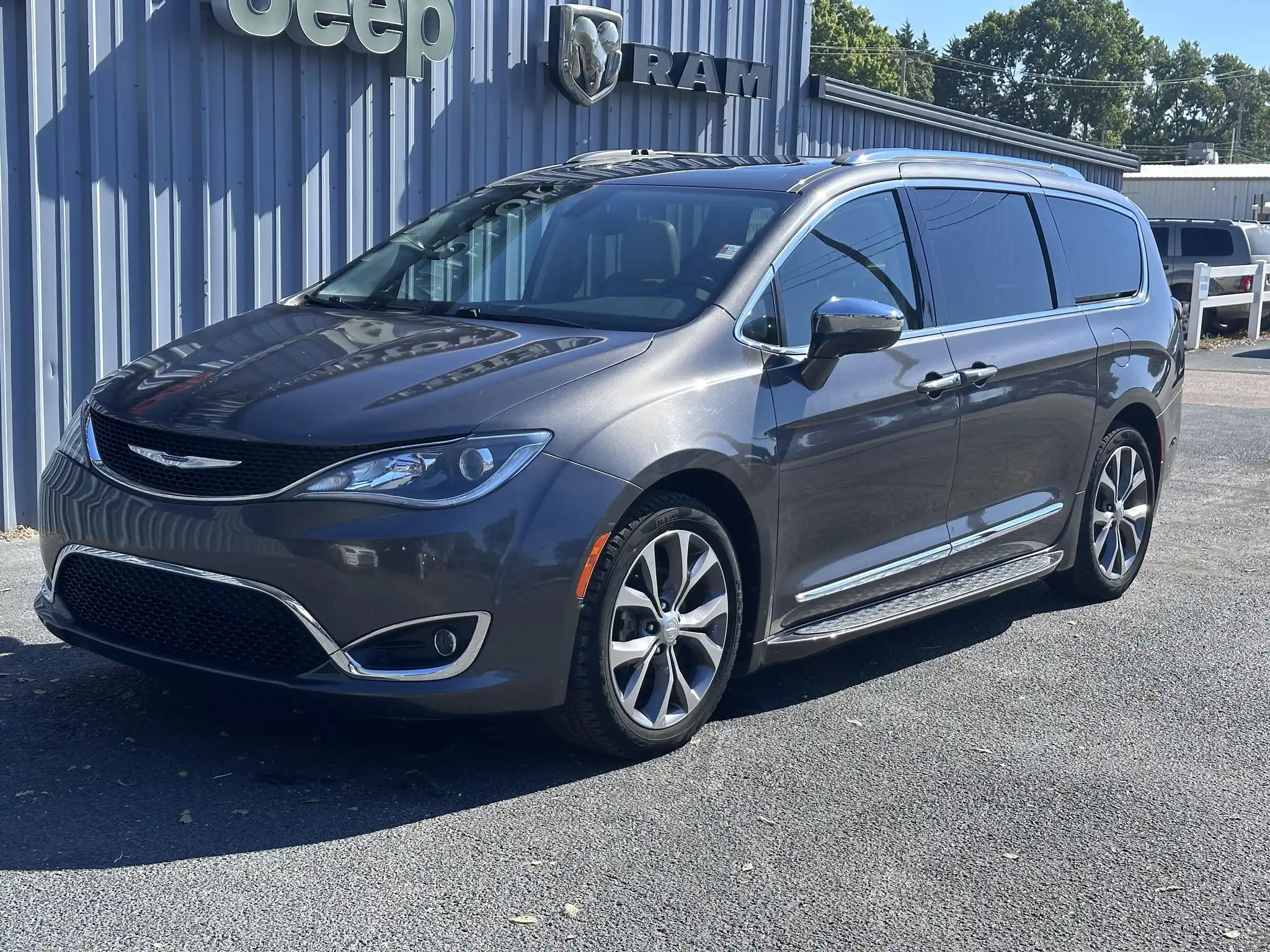 2018 Chrysler Pacifica Limited's photo