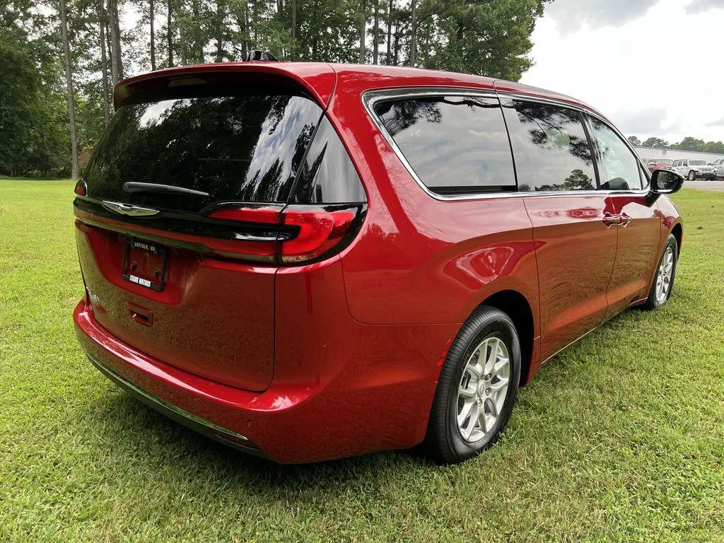 2026 Chrysler Pacifica Select photo 3