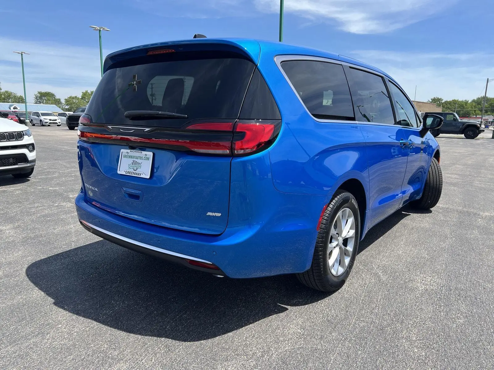 2027 Chrysler Pacifica Select AWD photo 4