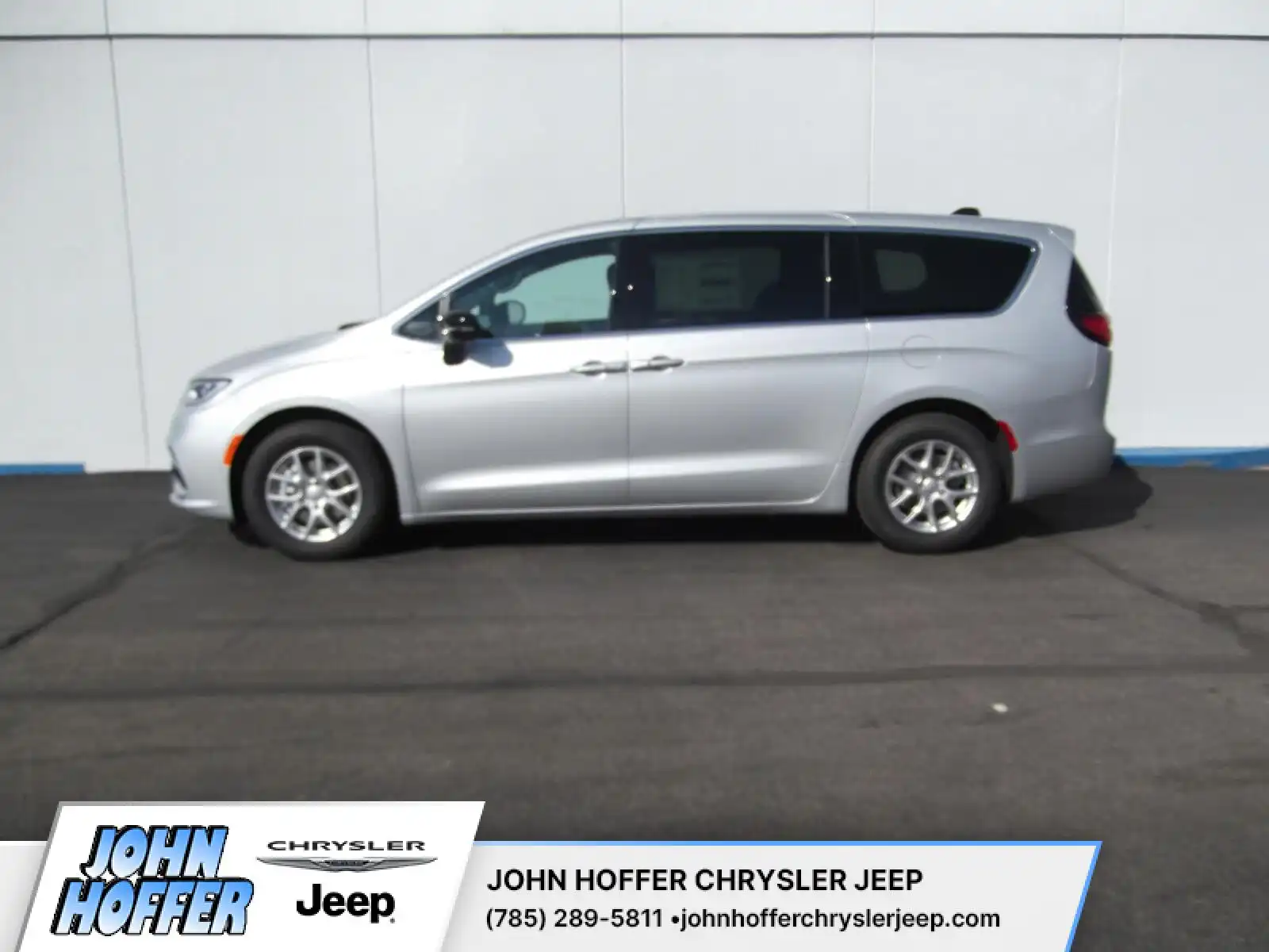 2026 Chrysler Voyager LX's photo