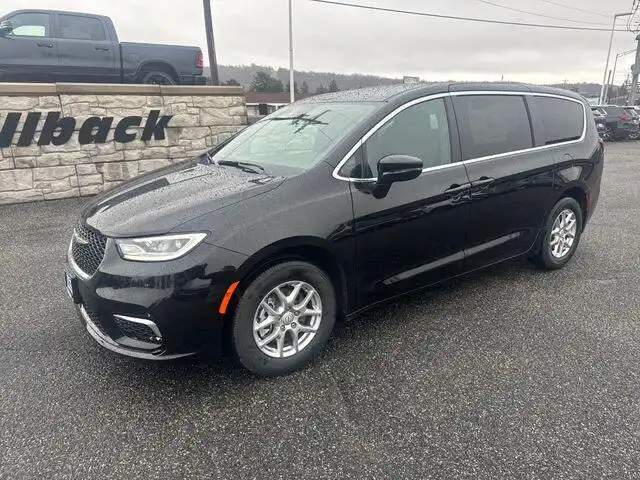 2026 Chrysler Pacifica Select's photo