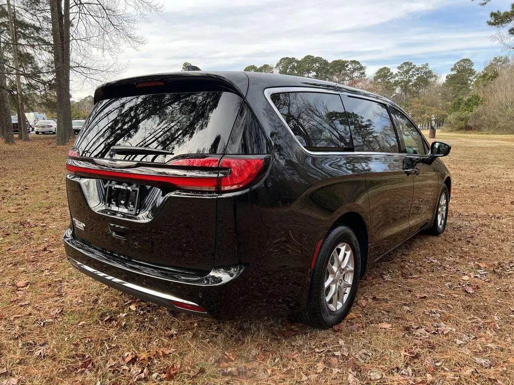 2026 Chrysler Pacifica Select photo 3