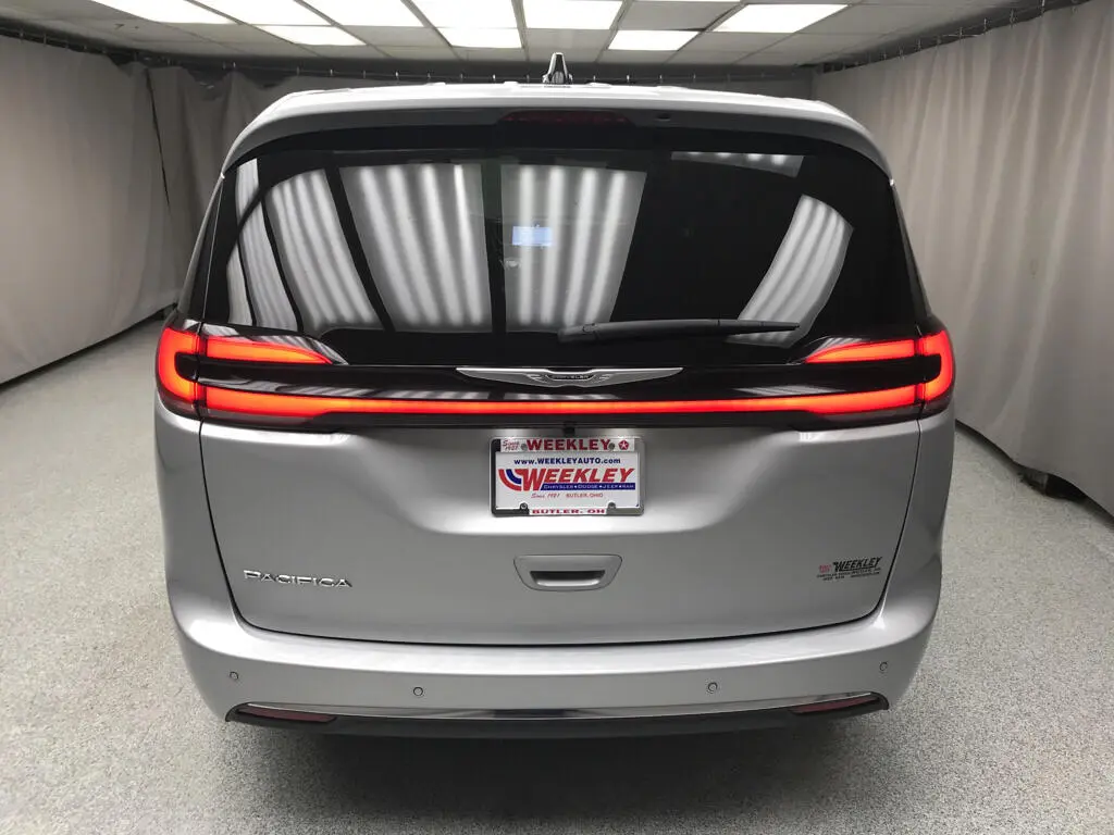 2026 Chrysler Pacifica Select photo 3