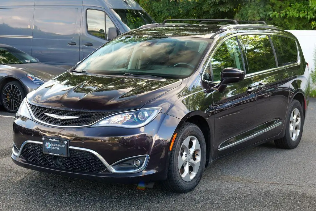 2017 Chrysler Pacifica Touring-L Plus photo 3