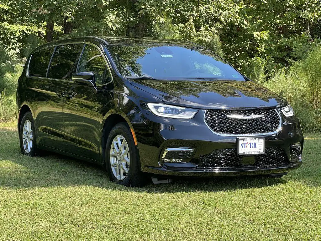 2026 Chrysler Pacifica Select photo 1