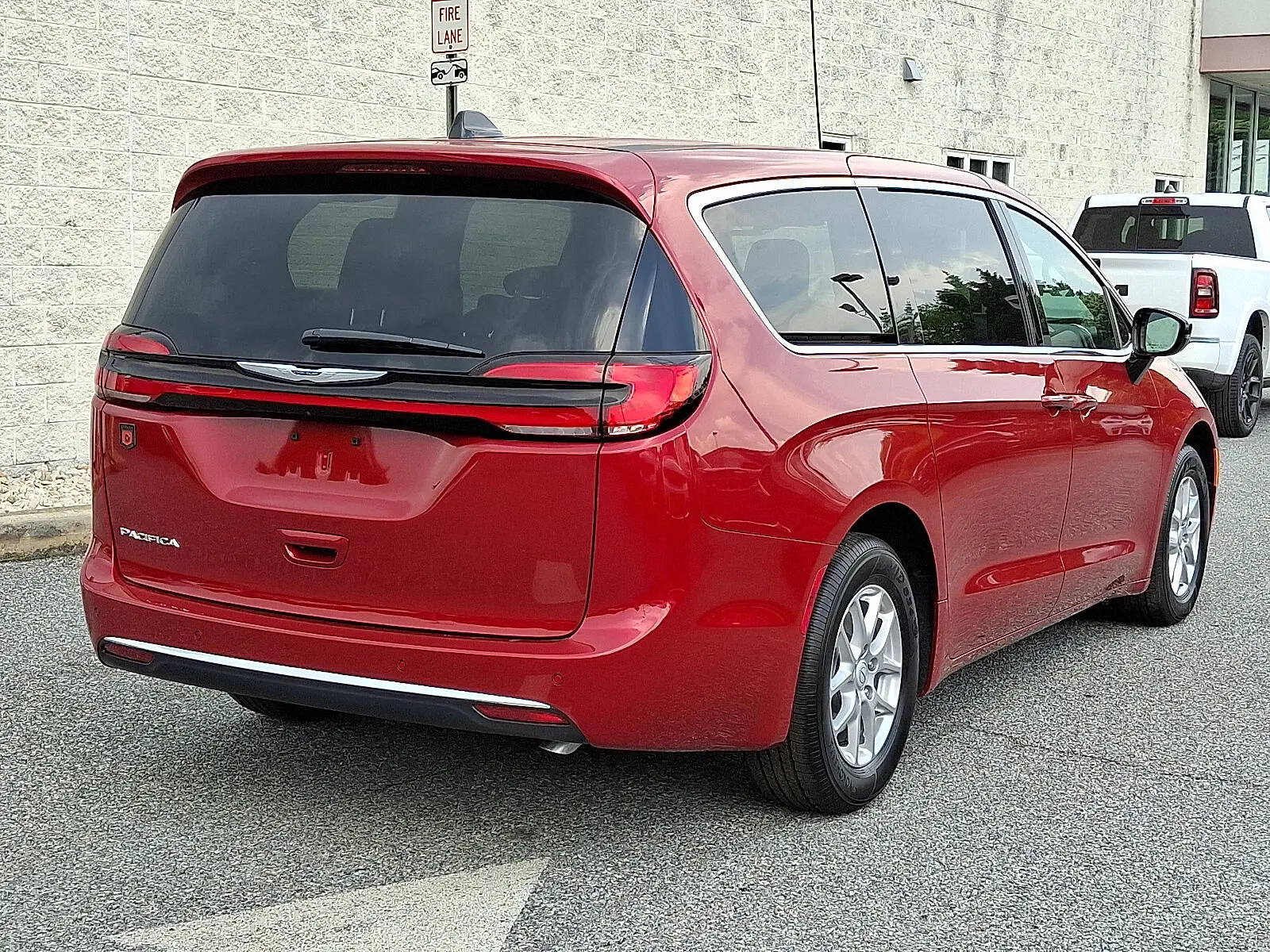 2025 Chrysler Pacifica Select photo 4