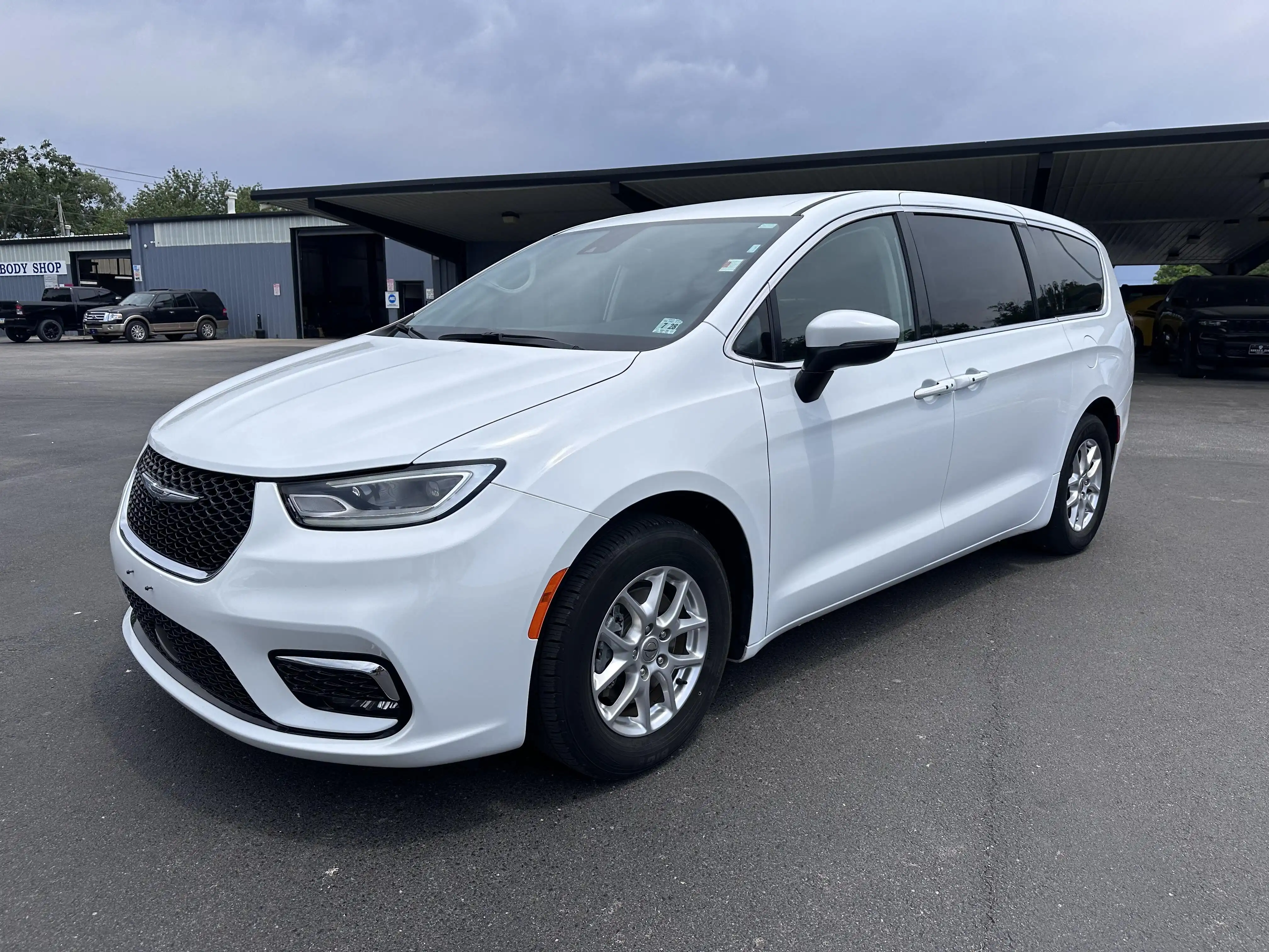 2023 Chrysler Pacifica Touring L's photo