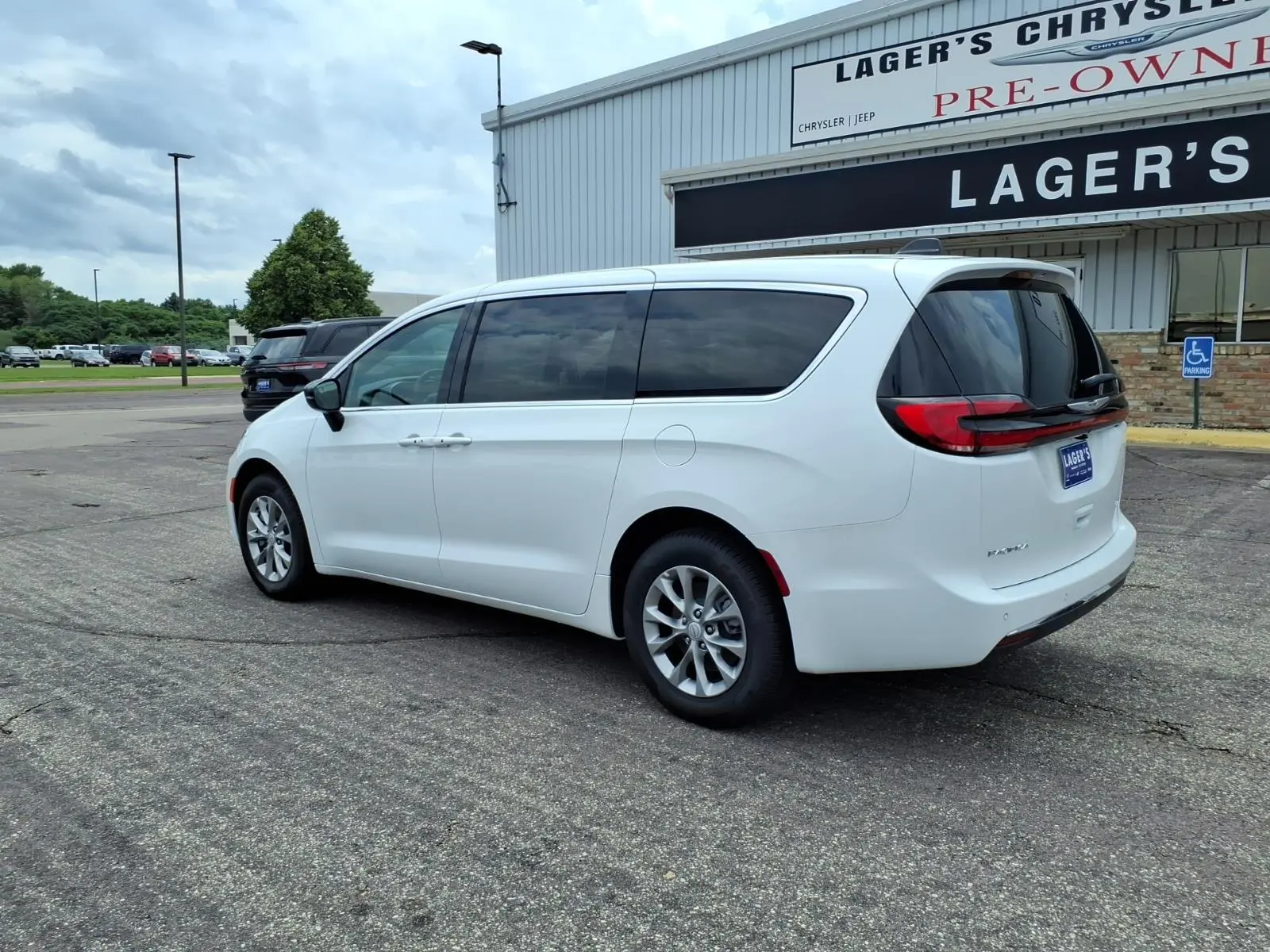 2026 Chrysler Pacifica Select AWD photo 5