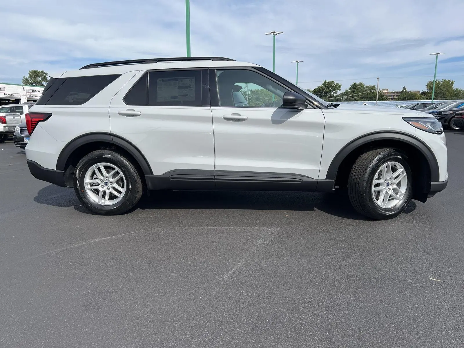 2027 Ford Explorer Active 4WD 200A photo 3