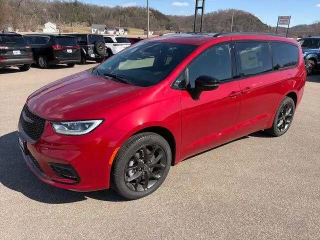 2026 Chrysler Pacifica Limited AWD's photo
