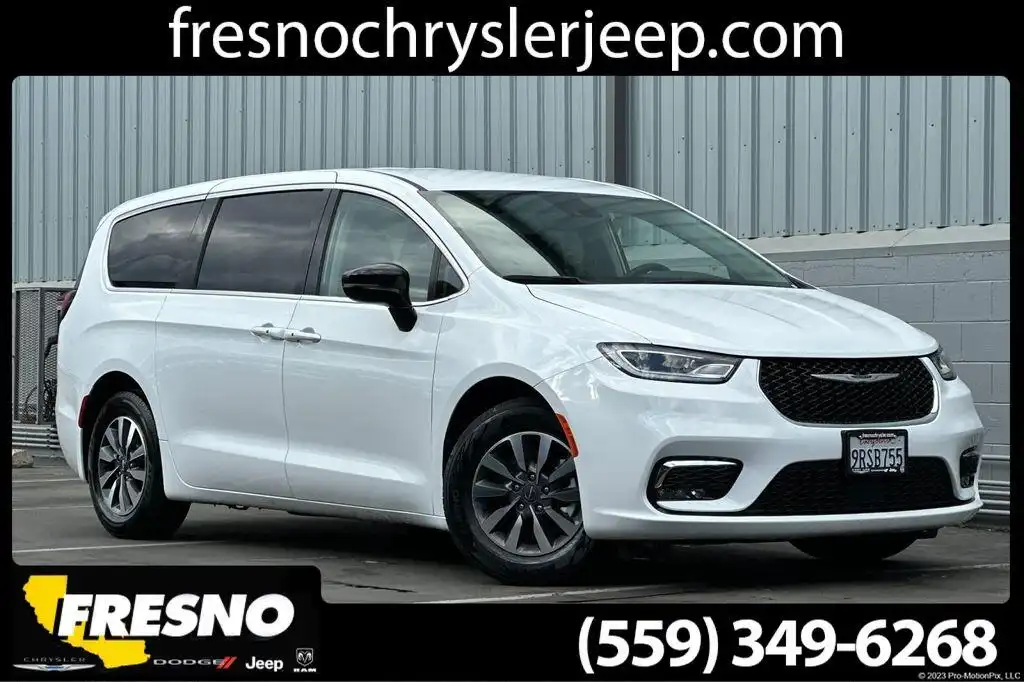 2024 Chrysler Pacifica Hybrid Select PHEV's photo