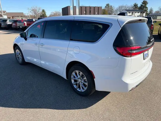 2026 Chrysler Pacifica Select AWD photo 5
