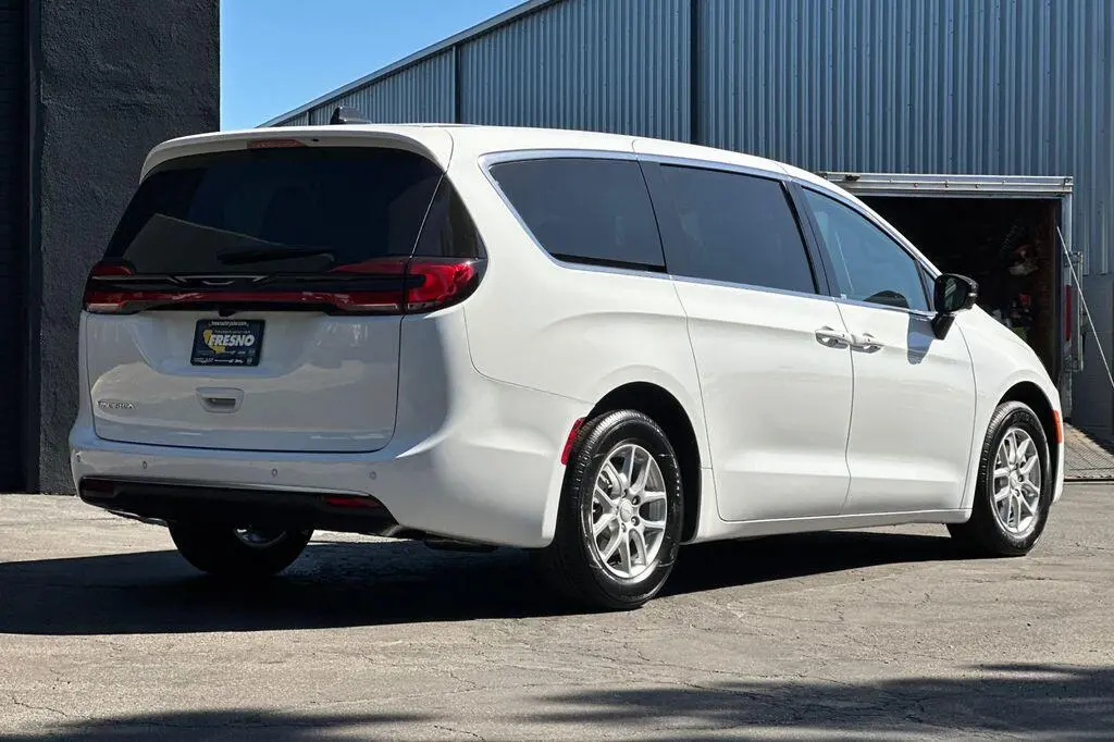 2027 Chrysler Pacifica Select photo 4