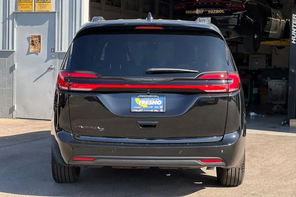 2026 Chrysler Pacifica Select photo 5