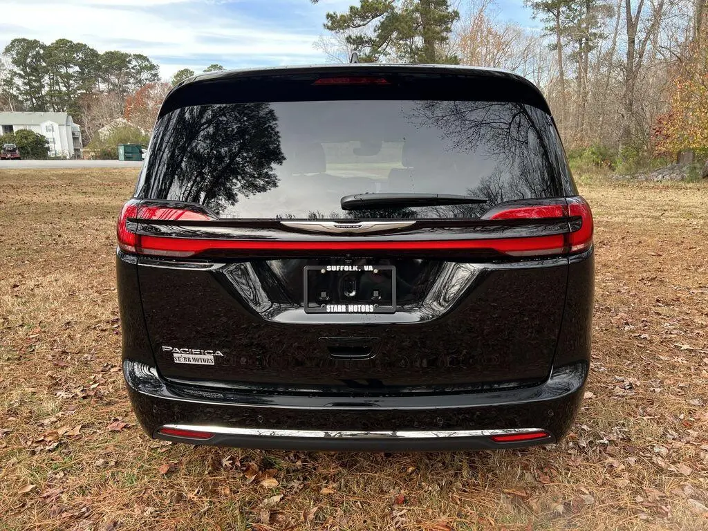 2026 Chrysler Pacifica Select photo 4