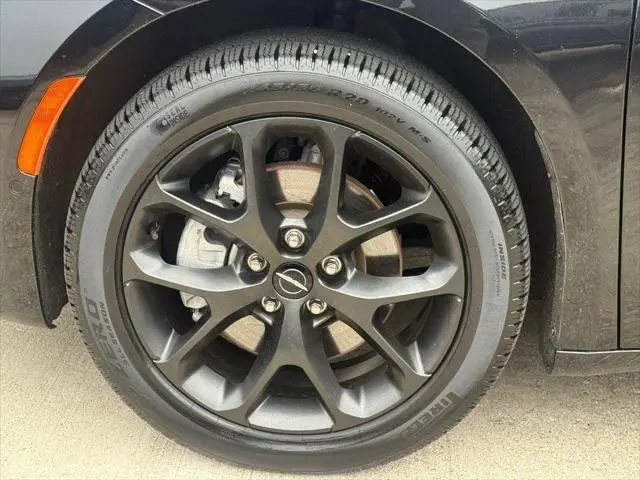 2023 Chrysler Pacifica Limited AWD photo 3