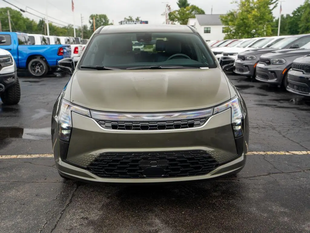 2027 Chrysler Pacifica Select AWD photo 3