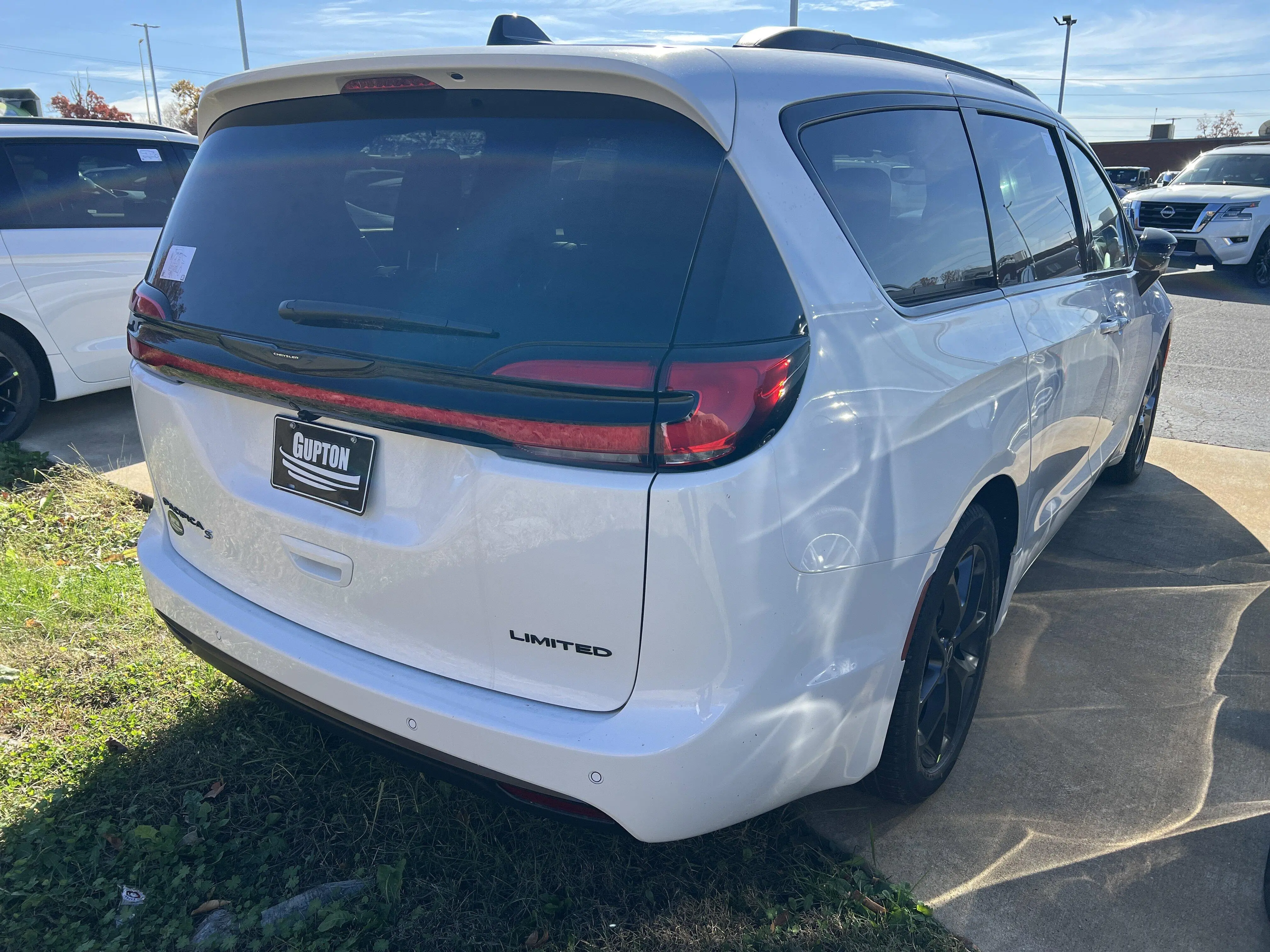 2026 Chrysler Pacifica Limited photo 4