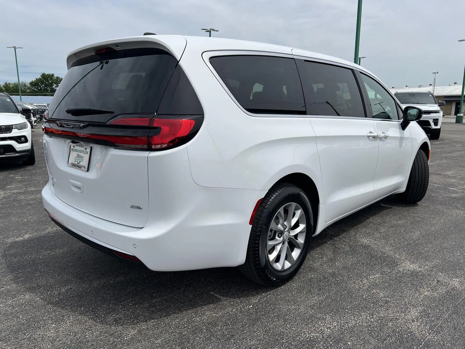 2027 Chrysler Pacifica Select AWD photo 4
