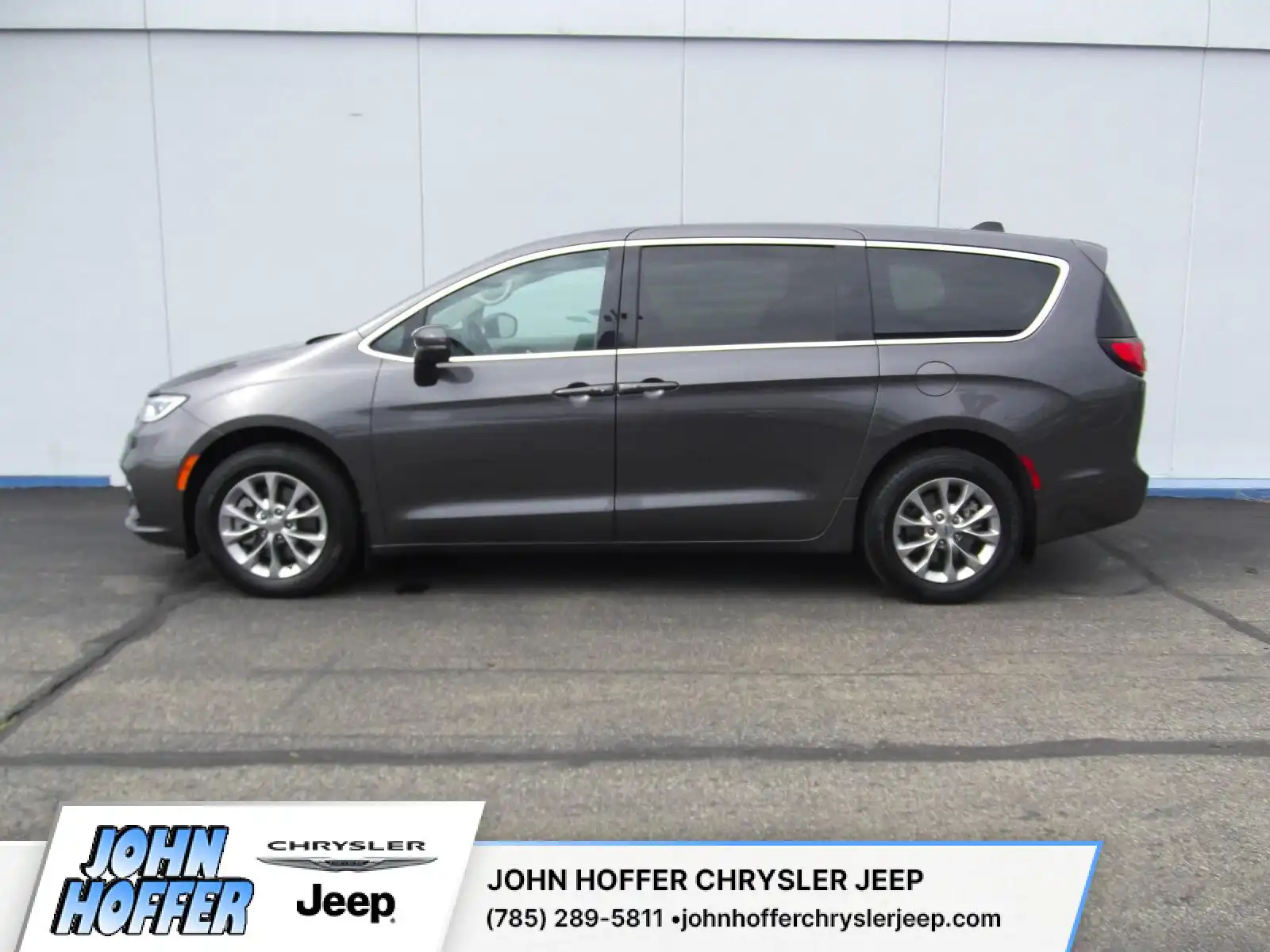 2023 Chrysler Pacifica Touring L AWD's photo