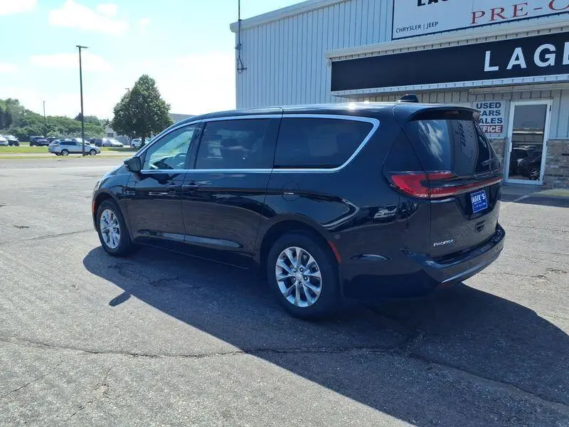 2027 Chrysler Pacifica Select AWD photo 5