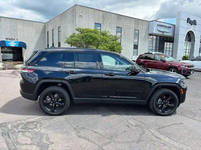 2023 Jeep Grand Cherokee Altitude 4WD's photo