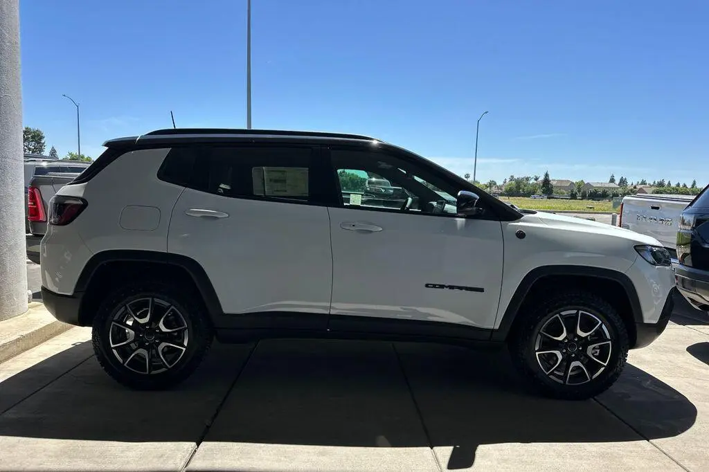 2026 Jeep Compass Trailhawk 4X4 photo 3