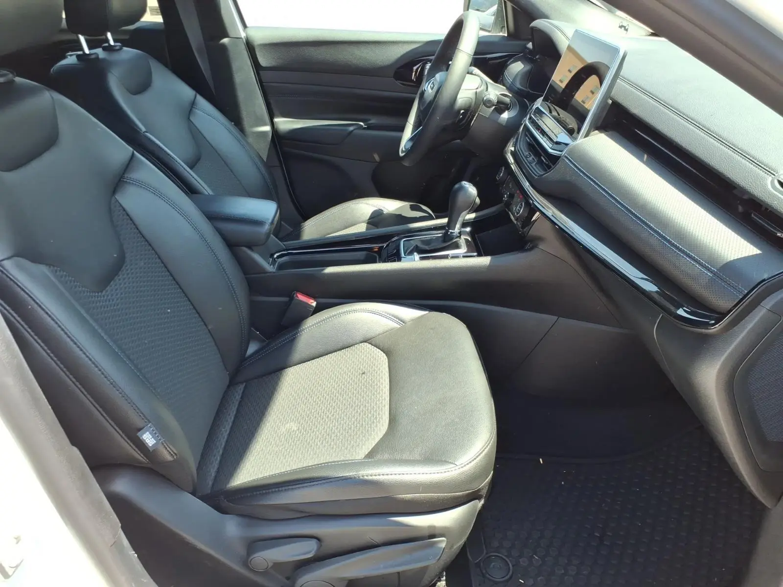 2025 Jeep Compass Latitude 4WD photo 3