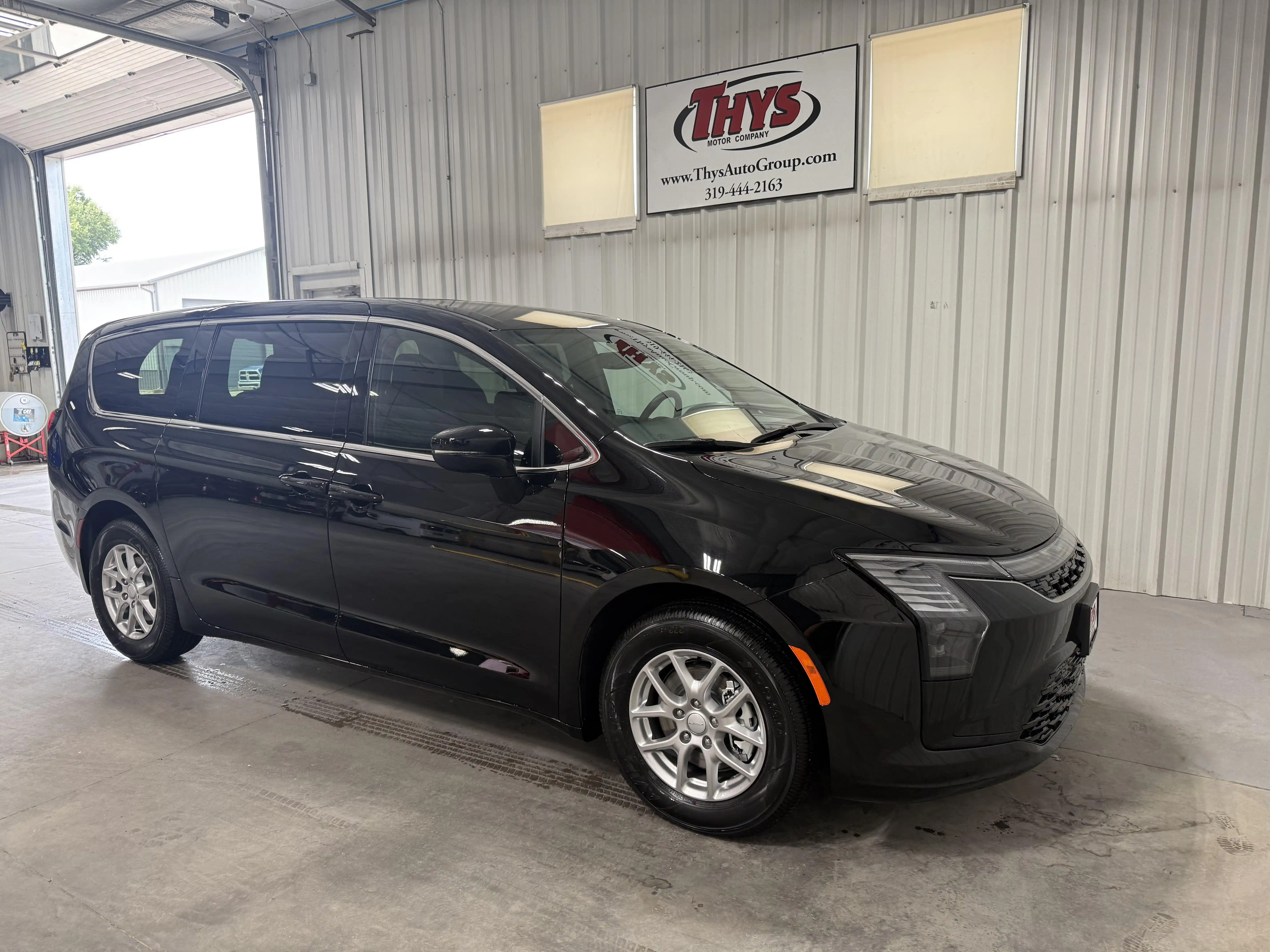 2027 Chrysler Pacifica Select's photo