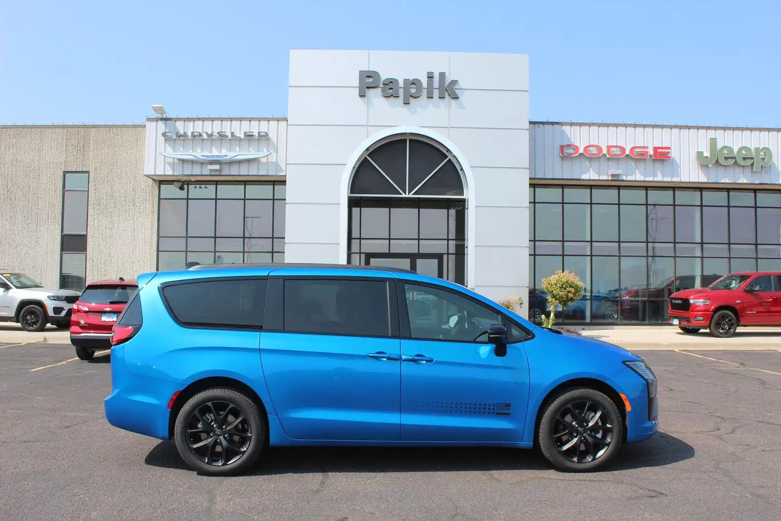 2027 Chrysler Pacifica Select AWD's photo