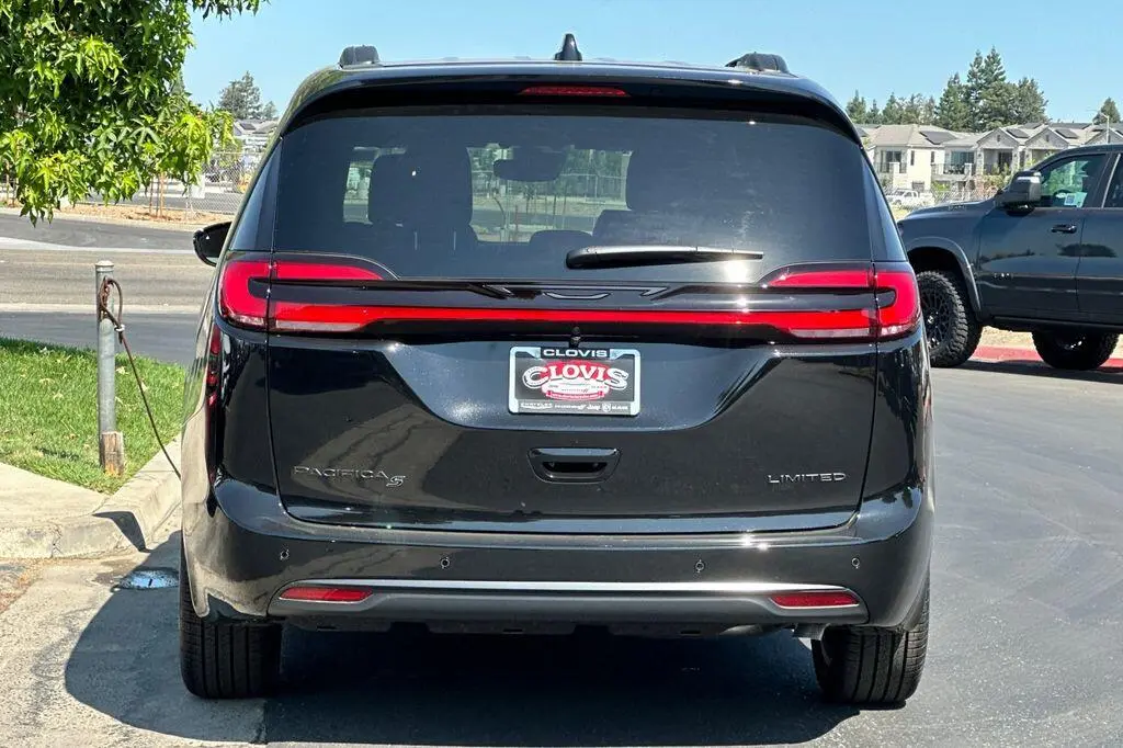 2027 Chrysler Pacifica Limited photo 5