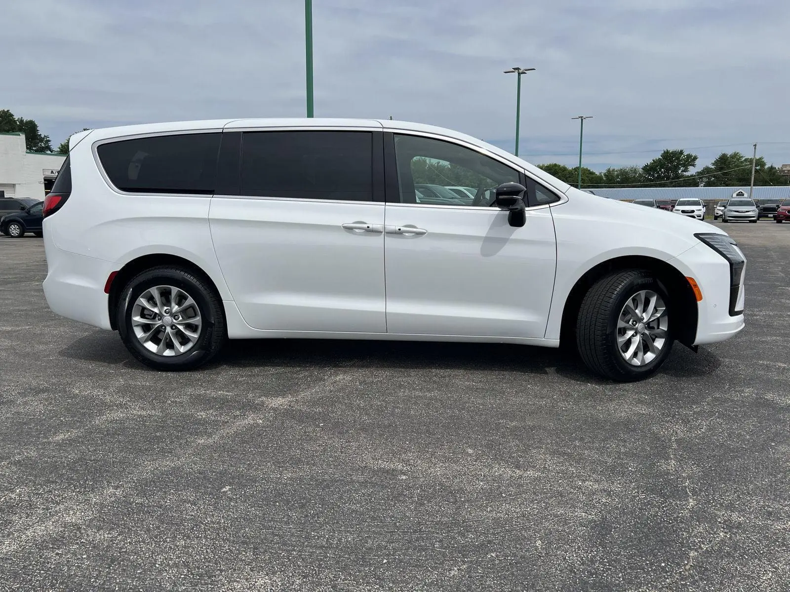 2027 Chrysler Pacifica Select AWD photo 3