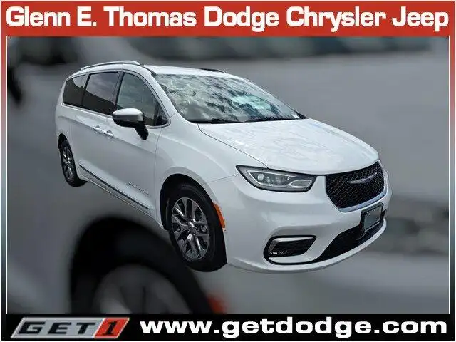 2023 Chrysler Pacifica Hybrid Pinnacle Hybrid's photo