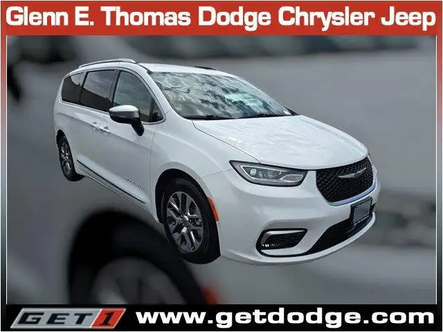 2023 Chrysler Pacifica Hybrid Pinnacle Hybrid's photo