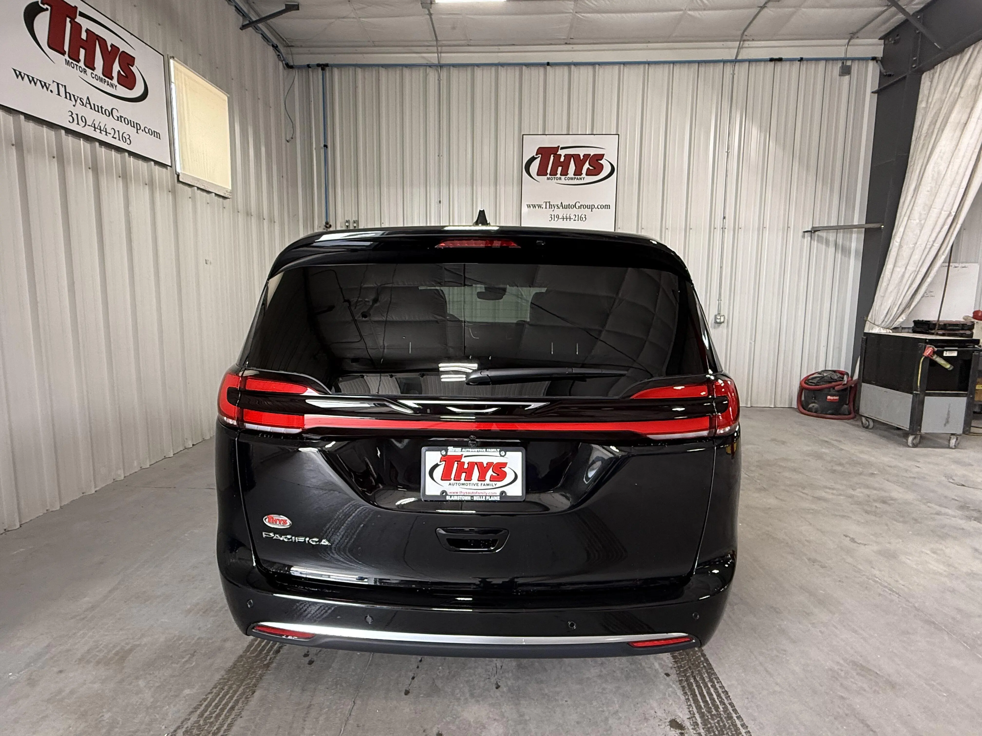 2027 Chrysler Pacifica Select photo 4