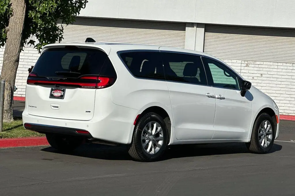 2027 Chrysler Pacifica Select AWD photo 4
