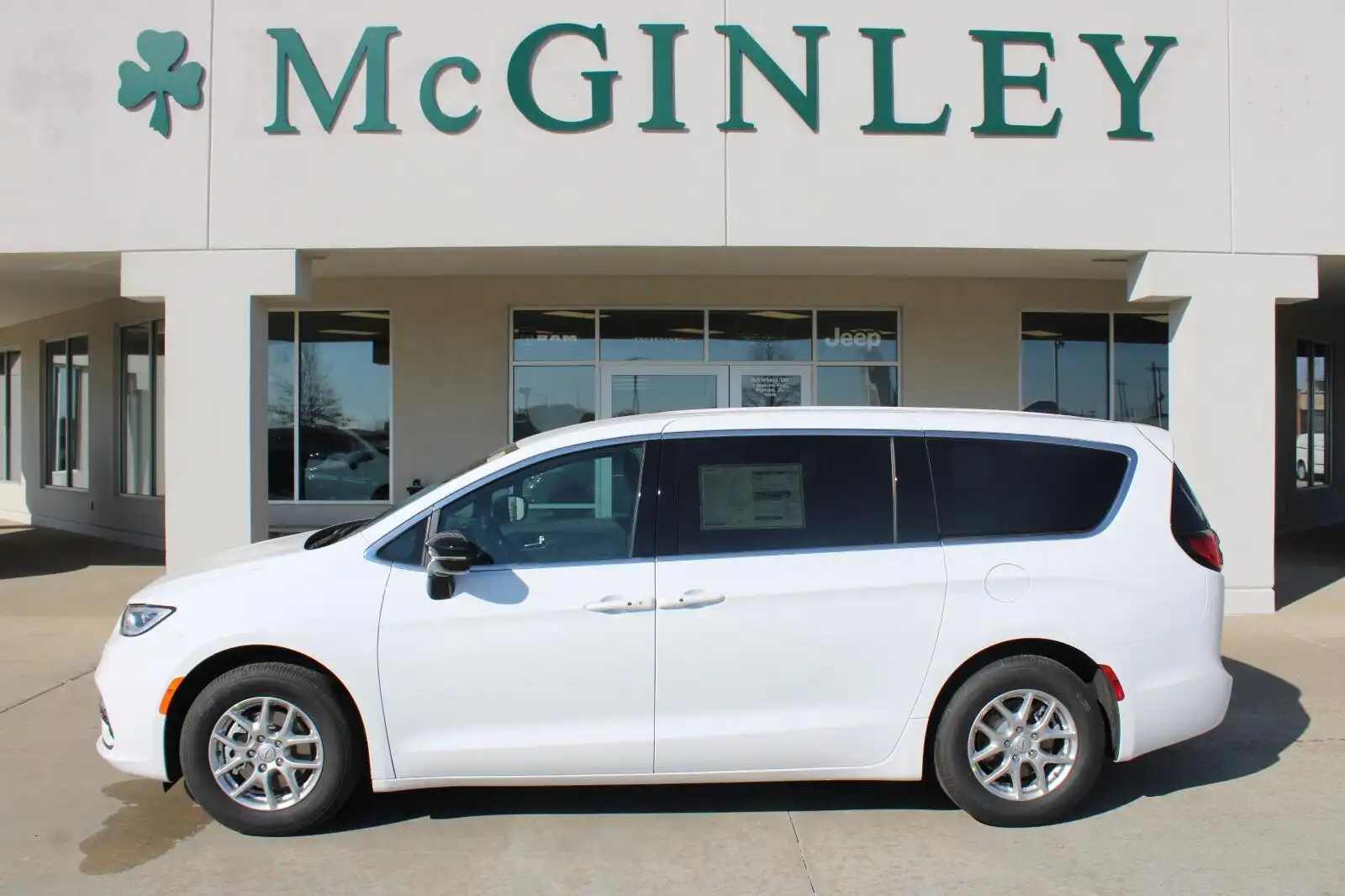 2026 Chrysler Pacifica Select's photo