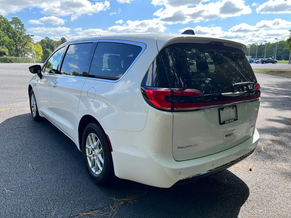 2025 Chrysler Pacifica Select photo 5
